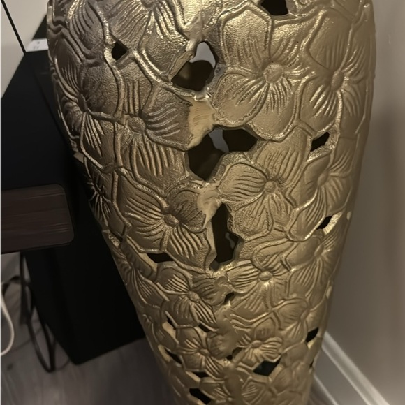 Elegant Silver Shell Wall Art - Picture 5 of 9